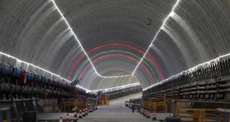 How Does a 6.8 km Yangtze River Crossing Tunnel Achieve Zero Communication Interruption?